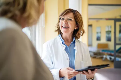 Ärztin im Gespräch mit einer Patientin