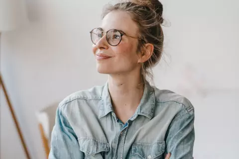 Junge Frau mit Brille