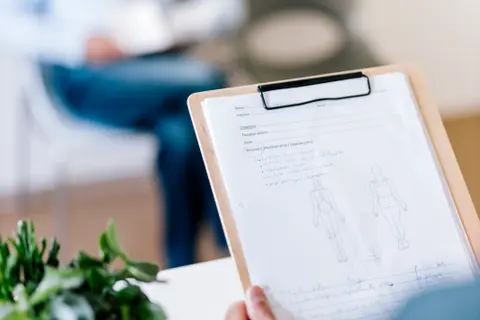 Therapeutin und Patientin sprechen miteinander